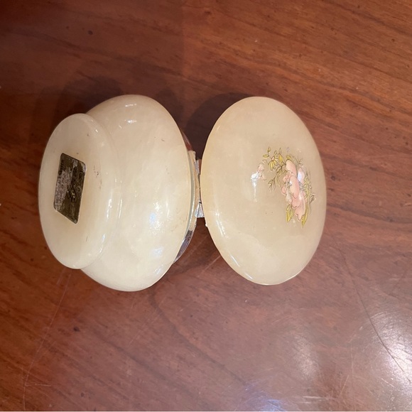 VTG LEFTON Alabaster Trinket Box Made in Italy Round Hinged Lid Hand Carved - Picture 4 of 6